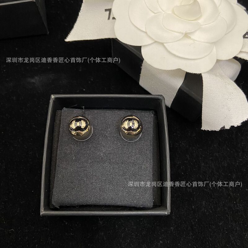 香家の新型の球体のエナメルの双Cの小さいサイズのピアスの女性の香りのおばあさんの中でファッション的な百合のイヤリングの銀の針の耳飾り|undefined