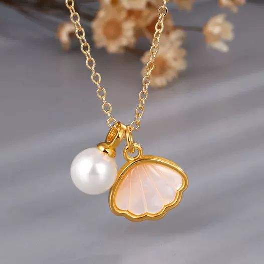 天然夏季新款淡水珍珠米型吊坠项链女款几何时尚通勤配饰铜质项饰