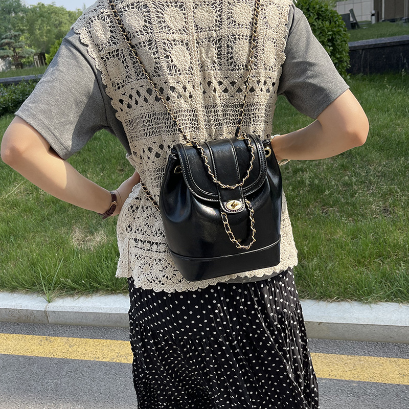 2024 nuevo estilo ins moda negro pequeña fragancia cadena mochila femenina estudiante