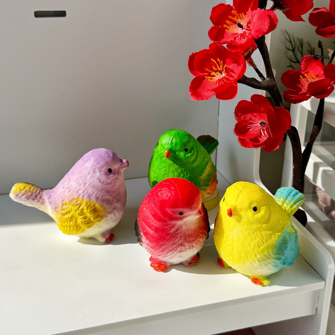 Juguete descompresivo de pato con sonido y cambio de ropa