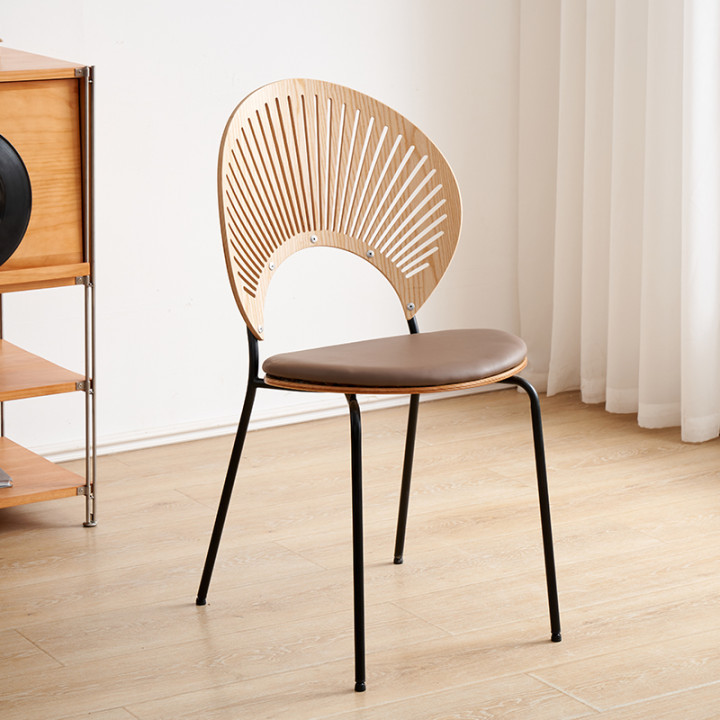 Silla de concha Piernas negras de madera + cojín Marrón mate