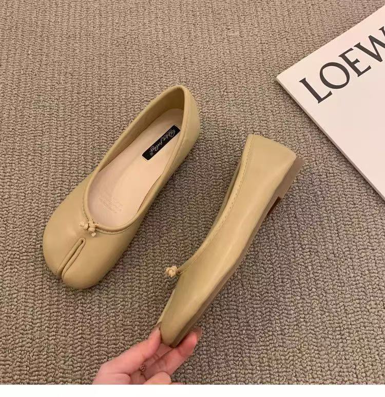 Zapatos de pie de cerdo con base plana, zapatos de mujer, primavera y otoño de 2025, zapatos de ferradura de dedo, zapatos de barco de ferradura de cerdo, zapatos rojos
