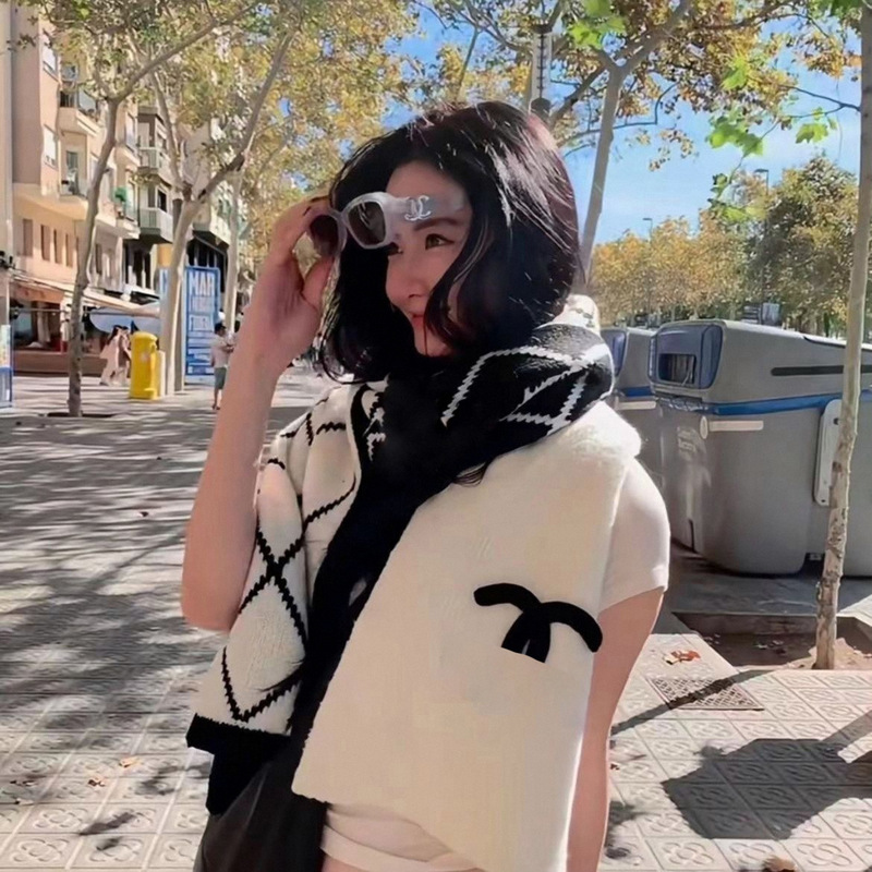 26 New High-End Diamond-Patterned Cashmere Scarves for Women, Warm and Versatile, Same Style as Internet Celebrities, Chanel-Style Color-Blocked Wool Shawl