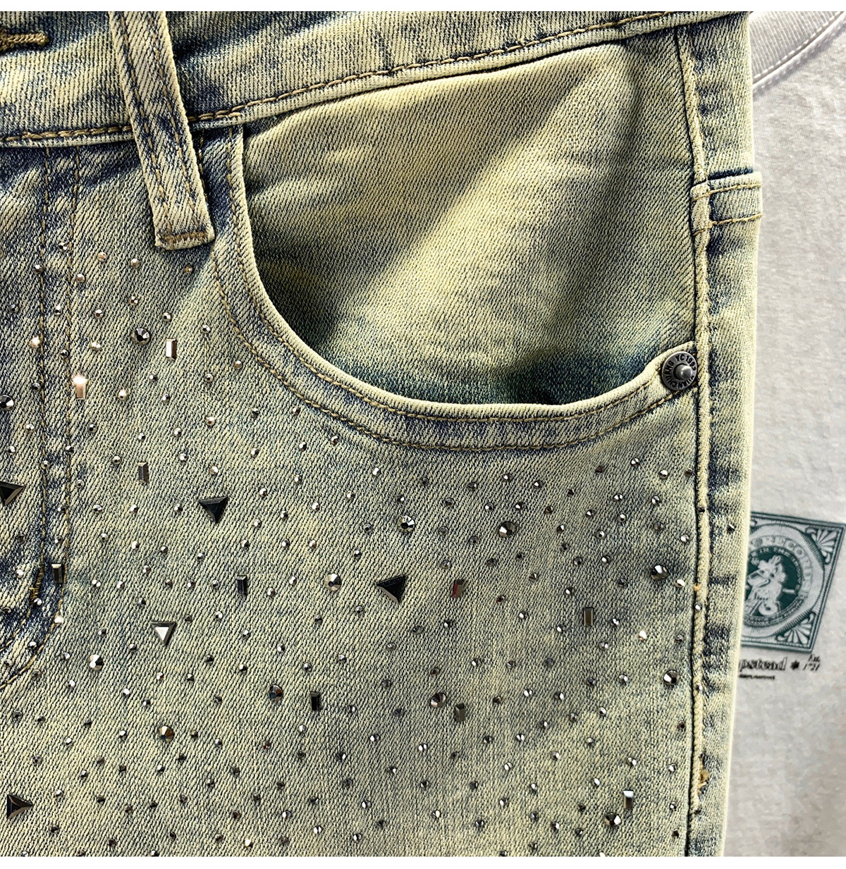 Jeans slim fit uomo in stile retro con strass ed elasticizzate_voghion.com