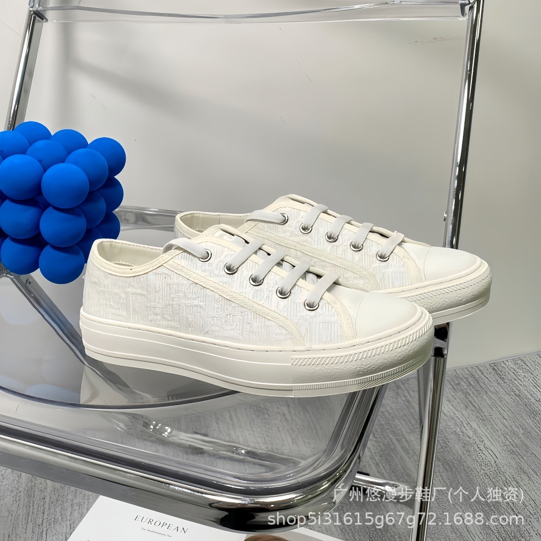 Zapatillas de lona retro con bordado de la marca D, novedad 2026, zapatillas casuales de moda, versátiles, para parejas, con suela gruesa, blancas.