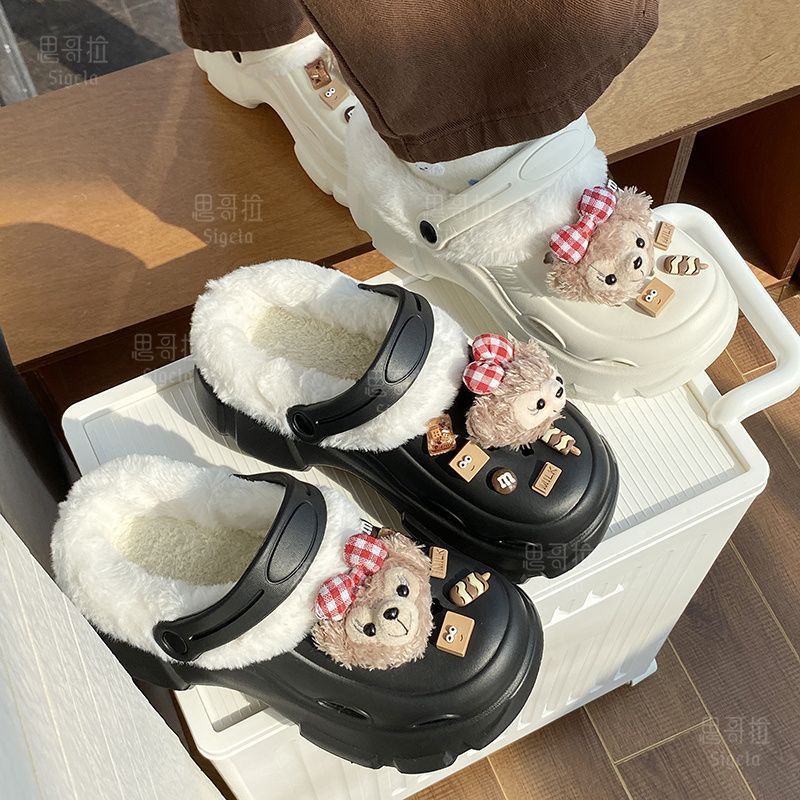 可爱卡通玩偶洞洞鞋女秋冬外穿2025新款网红超火厚底加绒包头棉拖