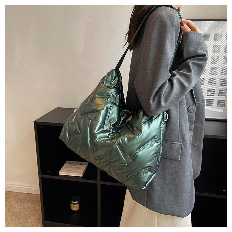New Women's Bag Fashionable Large Capacity Shoulder Bag Women's 2023 Autumn/winter New Down Fabric Bag Trend Crossover Women's Bag_voghion.com