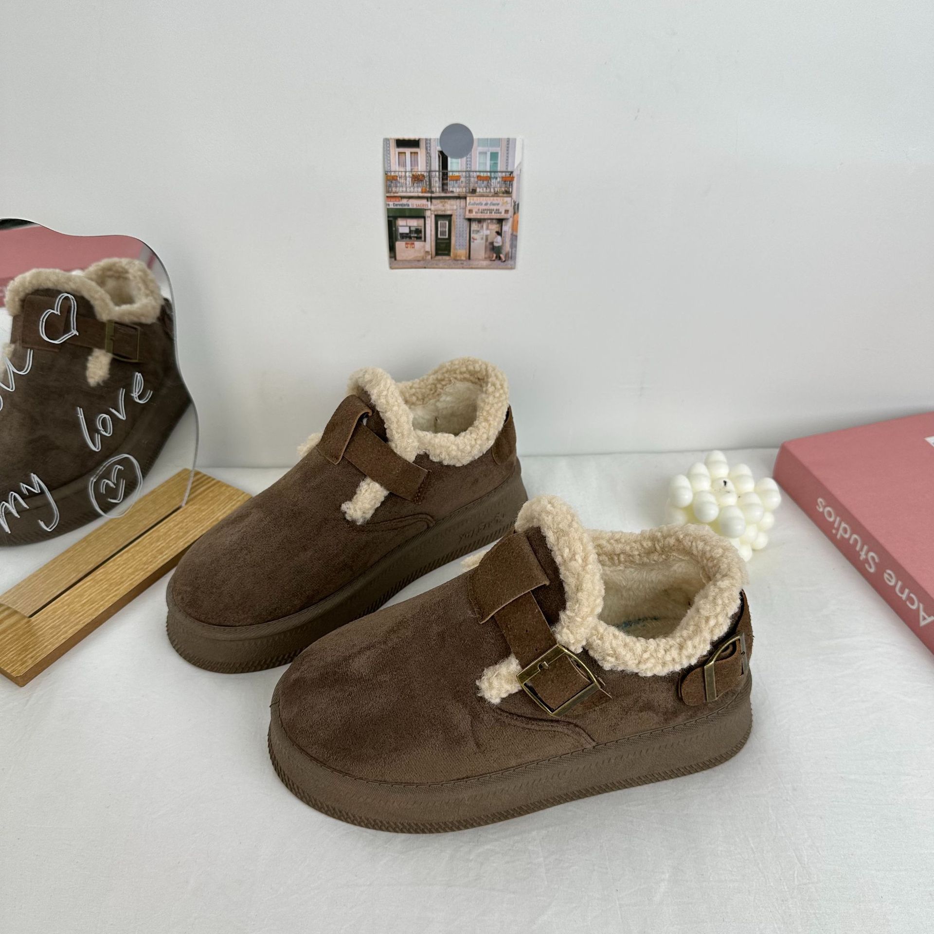Zapatos de algodón de suela gruesa de invierno de onda lejana 2024 botas cortas de punta media más terciopelo Botas de nieve para mujer de nicho de todo fósforo
