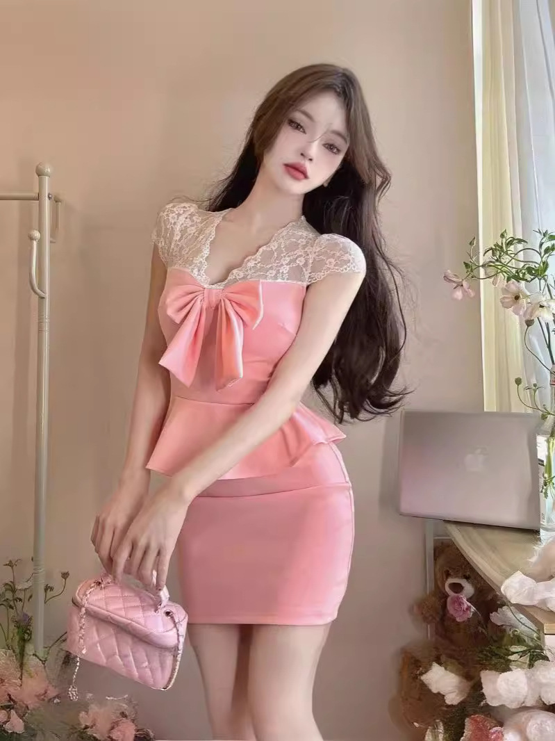 ギャルのセクシーな偽の2つのレースは腰をつないでお腹を隠します。