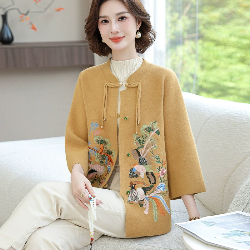 Новая осенняя куртка в китайском стиле для мам, стильная одежда для женщин среднего и старшего возраста, новинка 2025 года: весенне-осенний вязаный кардиган в национальном стиле.