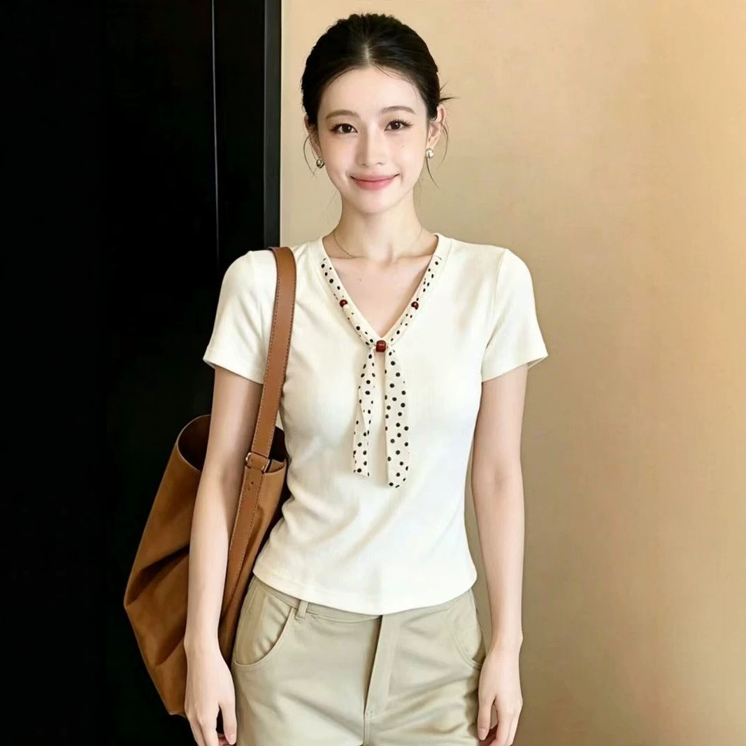 Áo thun nữ cổ chữ V tay ngắn phối khăn lụa trắng phong cách Hàn Quốc — màu trắng chi tiết 2
