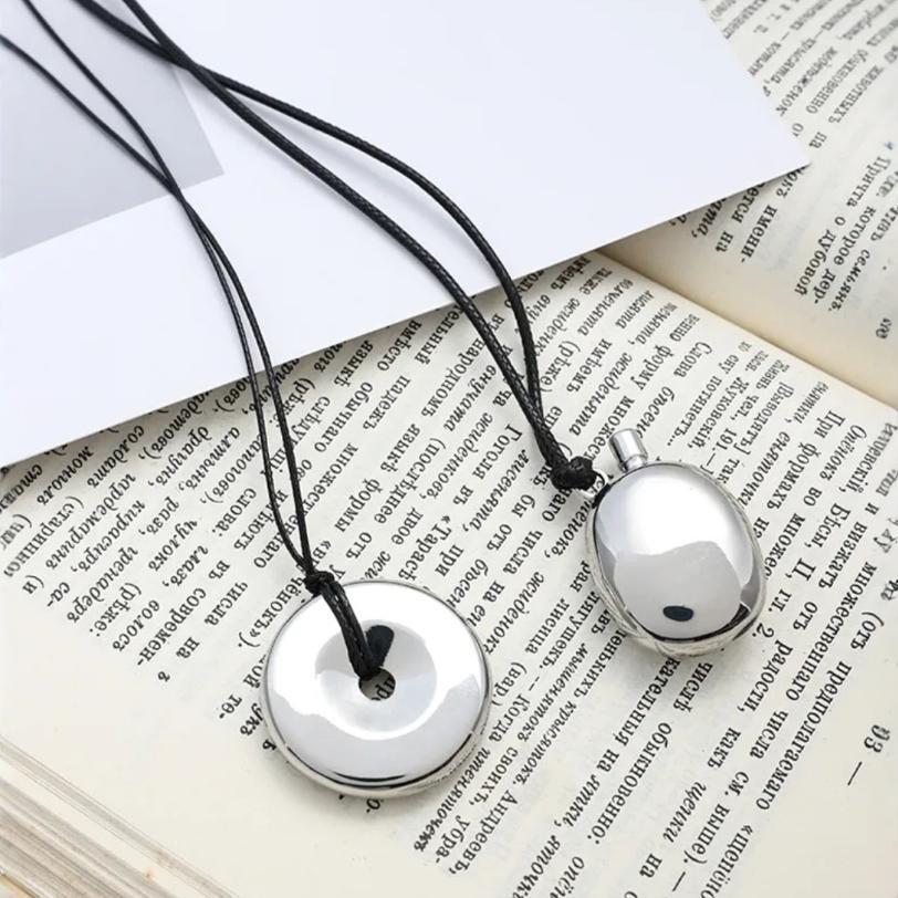 Svart läderhalsband med modernt hänge för män_voghion.com