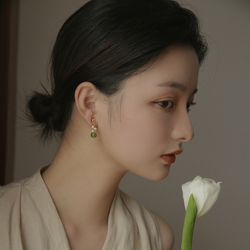 [Warm and moist as ever] Natural Hetian jade earrings for women, high-end mosquito coil earrings for women without pierced ears, autumn and winter earrings