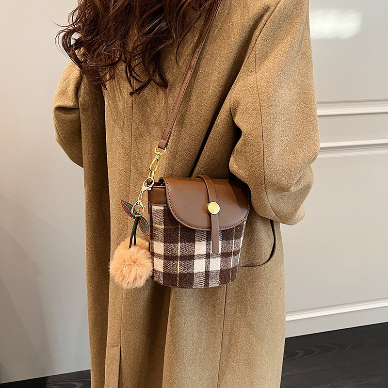 Sac à bandoulière asymétrique en laine pour femmes, polyvalent, Style occidental, mode automne/hiver 2024_voghion.com