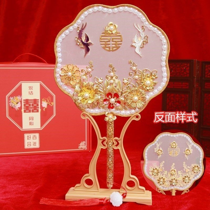 中国式の結婚式の秀禾の顔の団扇の新婦は結婚して花の古風を持って結婚します。|undefined