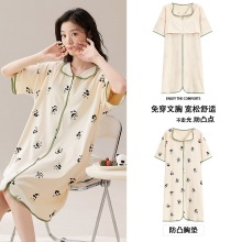 ����˯ȹ���ص�Ů����ͷ�����г���ɰ�˯���ļ�������⴩�Ҿӷ�