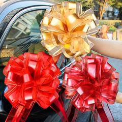 結婚式の車の車列は花の装飾用品を引っ張ります。