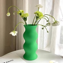 意式中古风孟菲斯扭扭花瓶 绿色陶瓷哑光高颜值现代家居软装摆件