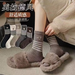 秋冬の新型の子犬の刺繍の漫画のストライプの靴下の子供の中の筒の靴下の秋冬は厚くて暖かいです。