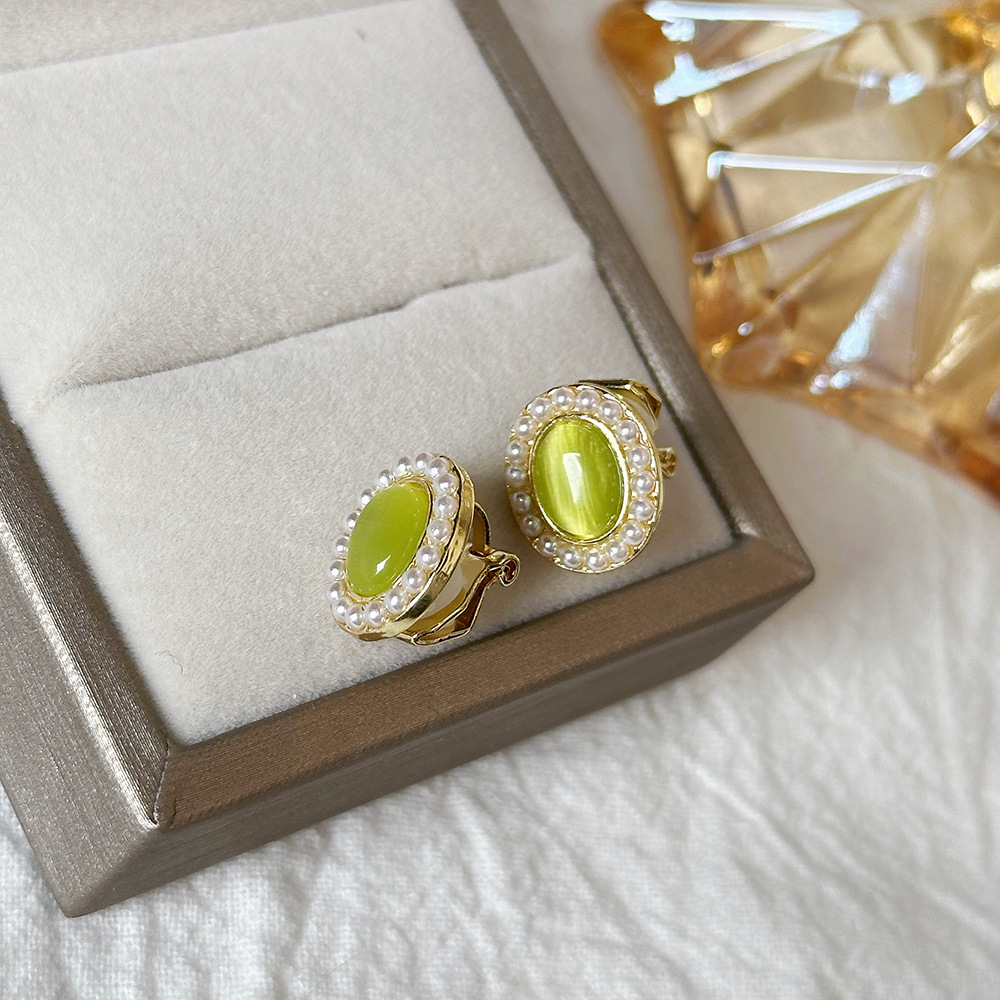 Versión coreana del clip para la oreja sin orejas de la celebridad de Internet clip para la oreja triangular con incrustaciones de diamantes de alta calidad Pendientes de Yiwu de temperamento simple femenino al por mayor