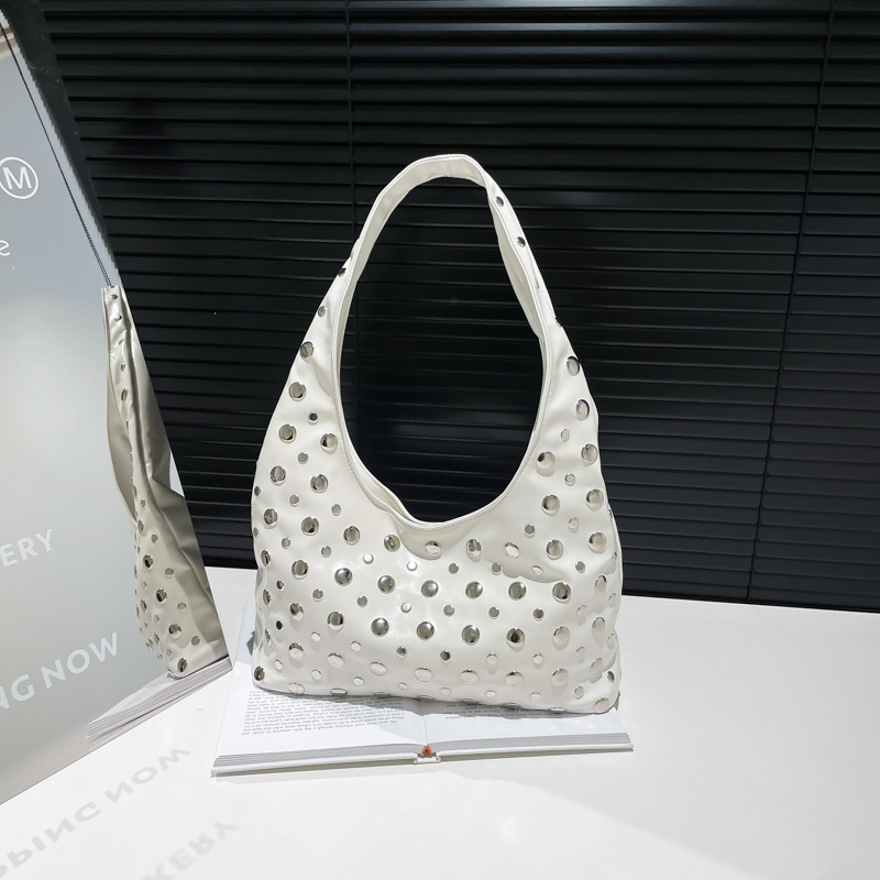 Borsa a tracolla a pois con borchie, borsa a secchiello donna_voghion.com