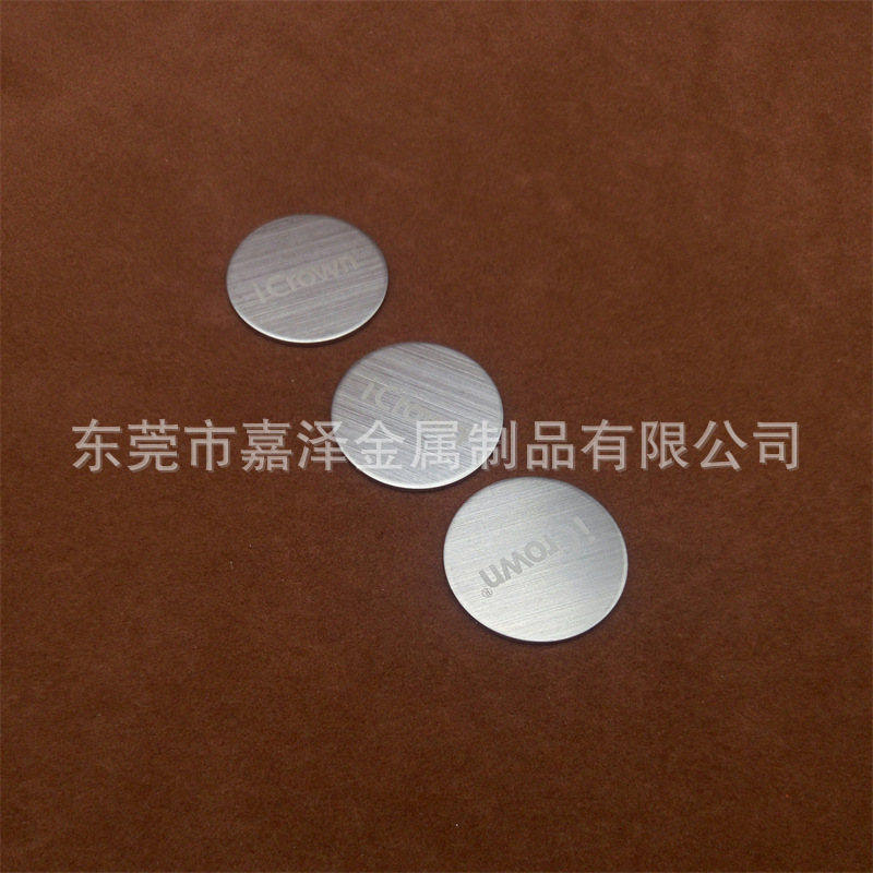 现模冲压耳机装饰片 圆形铝拉丝铭牌 印红墨五金标牌带背胶