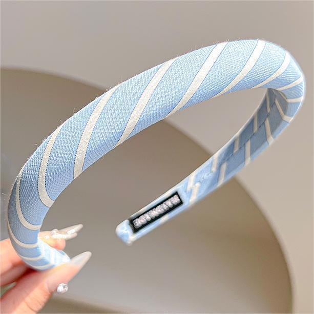 Thin edge blue and white thread