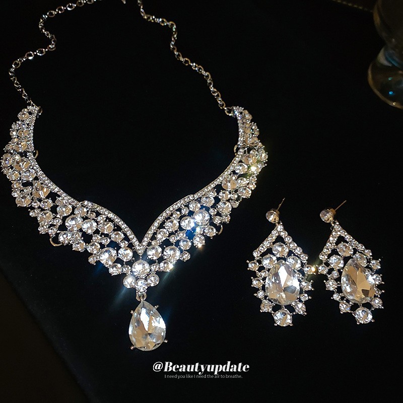 Collar de aretes cuadrados con incrustaciones de diamantes de dos piezas de moda, lujo ligero, collar de alta gama, temperamento exquisito, conjunto de joyas de todo fósforo