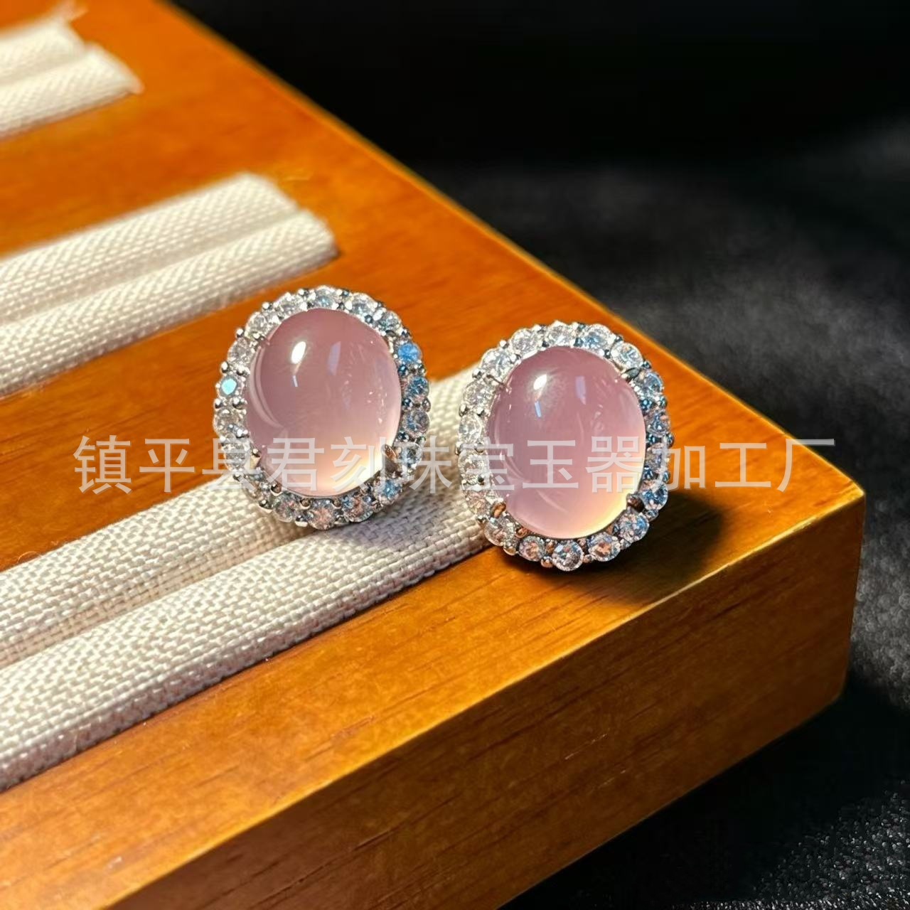 Style 1 inlaid pink chalcedony stud earrings