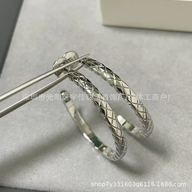 シャネル風菱形イヤリング、925スターリングシルバーに18Kゴールドメッキ、菱形模様のイヤリング、ファッショナブルで高級感のあるイヤリング、メーカー直販。