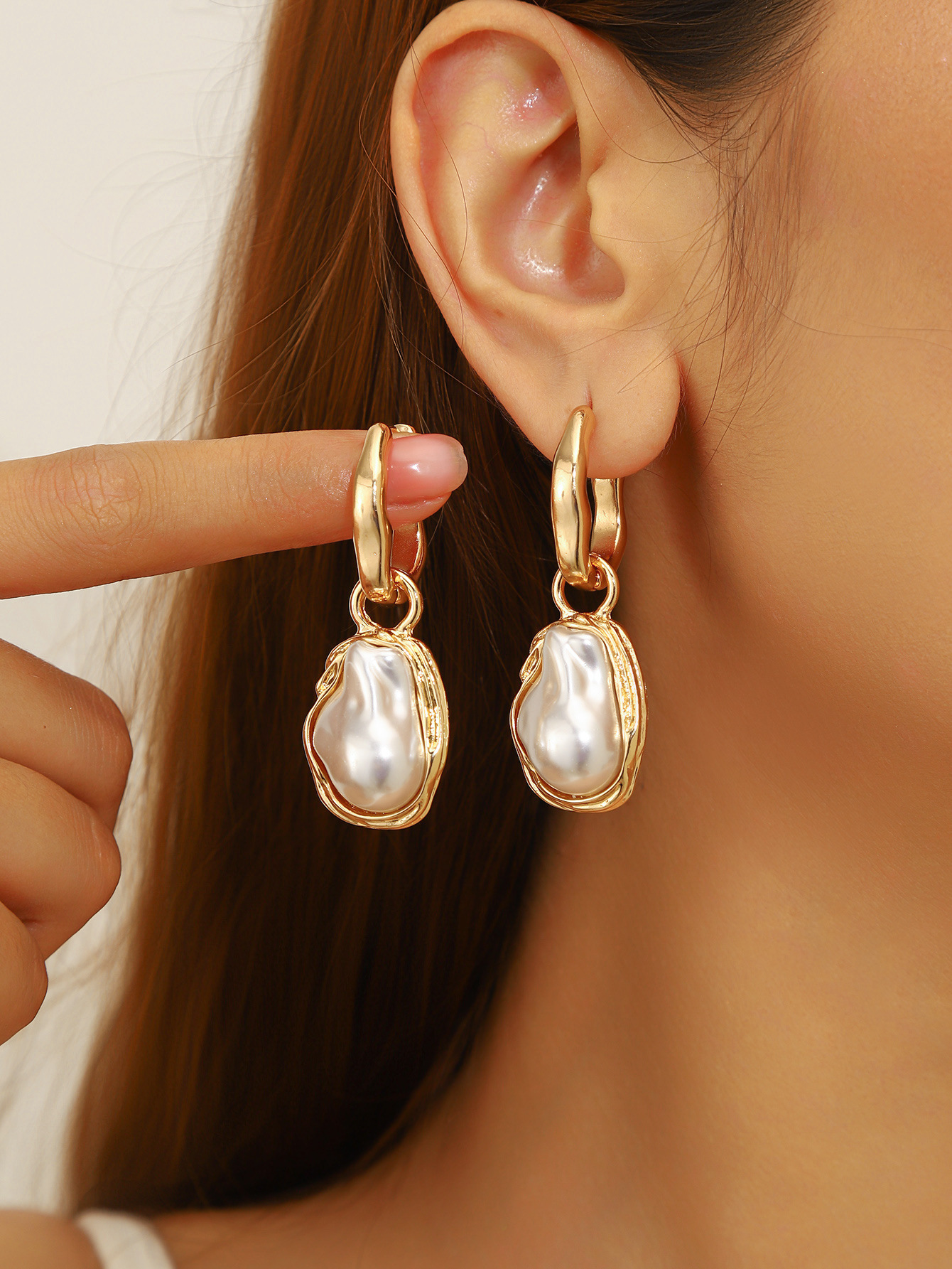 Brincos de pérola de plástico em liga metálica, com fecho em gota de água dourada, estilo europeu e americano, perfeitos para mulheres em viagens de férias._voghion.com