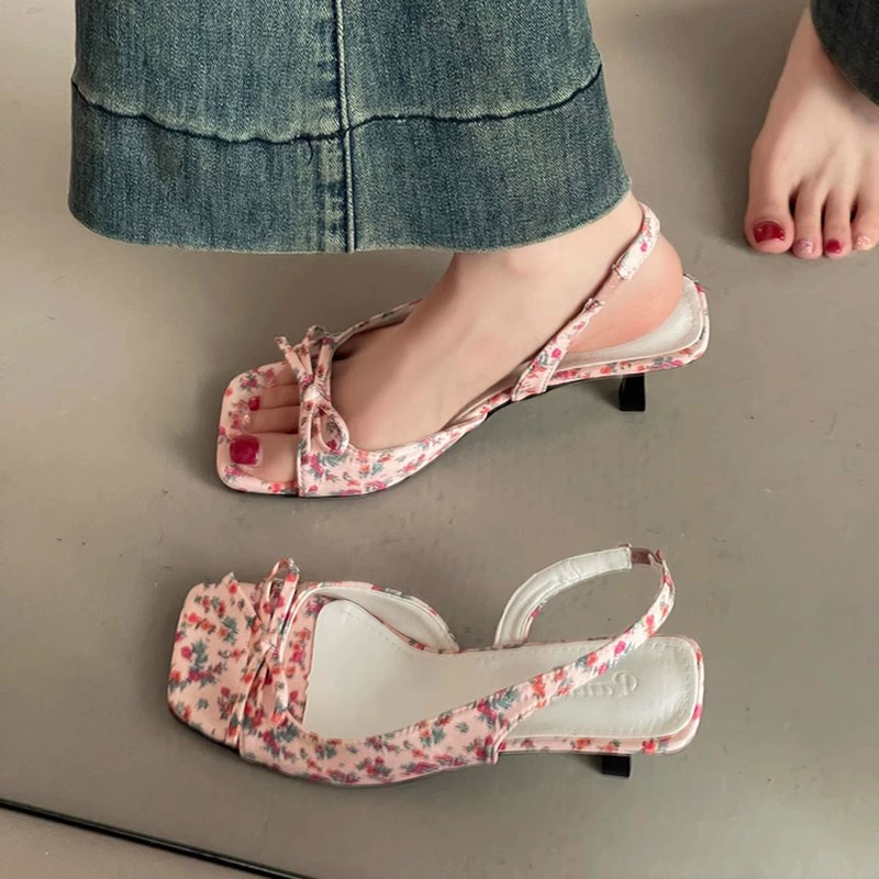 Женские босоножки на высоком каблуке с французским цветочным принтом, квадратным носком, открытым носком, бантом и ремешком на шпильке.