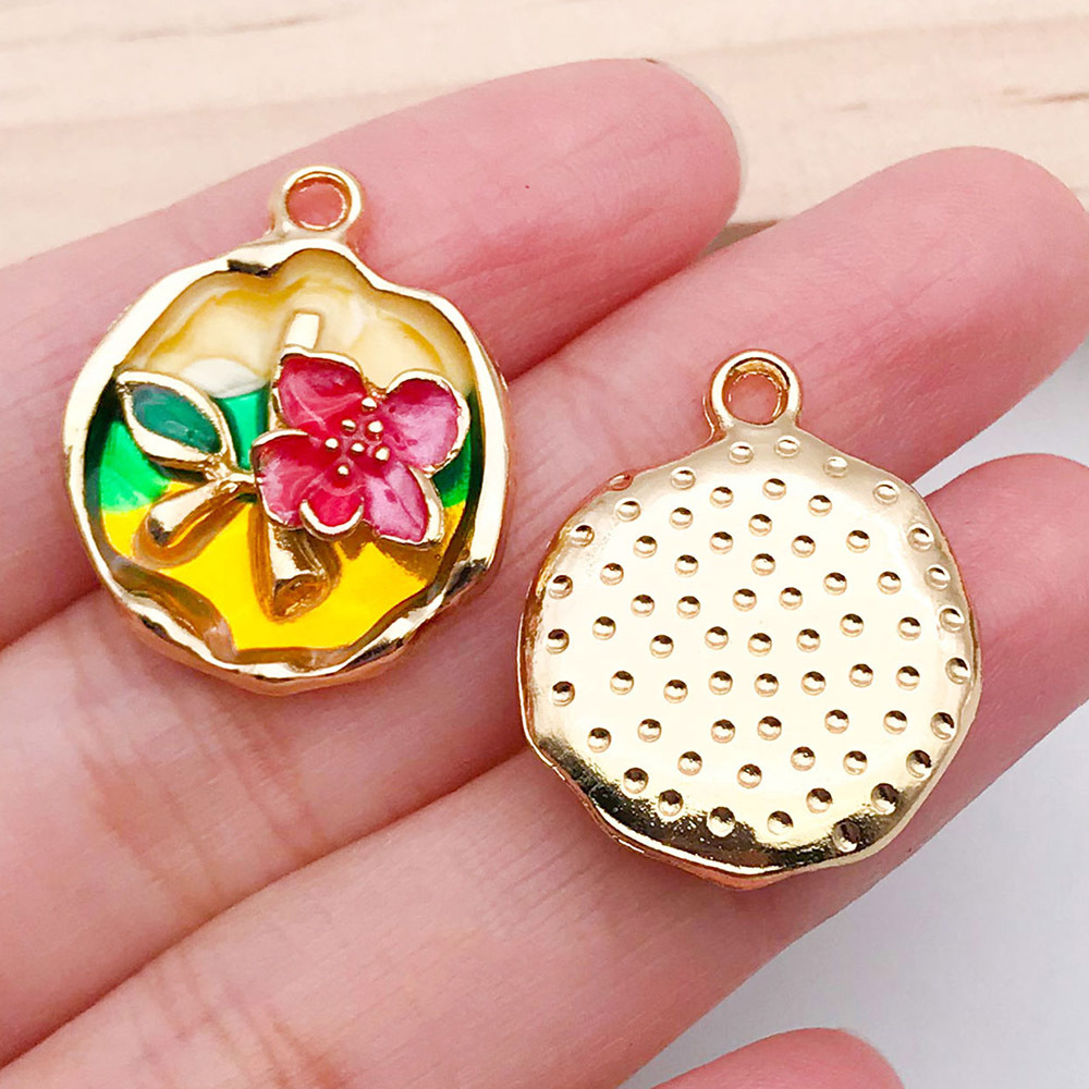 Colgante ovalado con flor y perlas estilo elegante