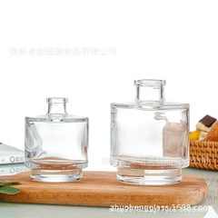 新商品の透明な厚い階段の香薫のガラス瓶の階段の形の台座の項の無火の香薫の瓶の藤の条の揮発の瓶