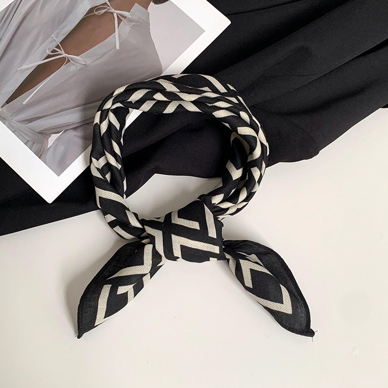 Bufandas de seda cuadrada alta sensación 2025 nuevo estilo idílico estilo coreano de estilo de viaje de seda pequeña bufandas de seda cuadrada bufandas al por mayor