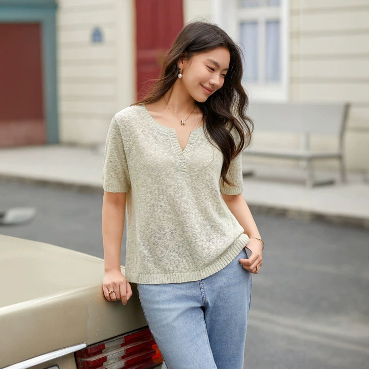 [Простой элегантный универсальный маленький трикотаж с v-образным вырезом в корейском стиле] Тонкая и красивая женская одежда больших размеров, весна 2025, новый стиль