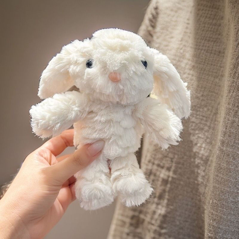 かわいいボニーウサギのぬいぐるみがキーホルダーを飾ってプレゼントを飾っています。|undefined