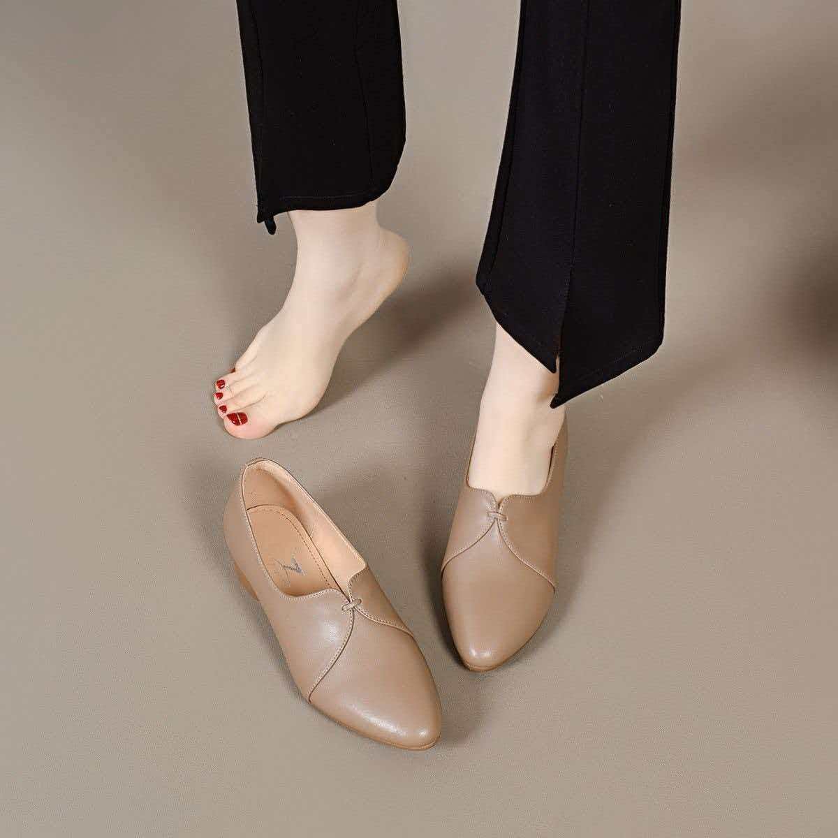 2026 verano nuevo suela suave de piel suave cómodo ligero versátil zapatos para madres cuatro estaciones zapatos de trabajo zapatos resistentes al desgaste