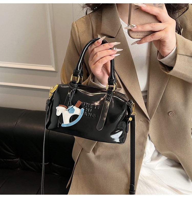 Casual and simple hand-held pillow bag for women, 2025 new style, fashionable and trendy, niche single-shoulder crossbody bag for work and commuting undefined