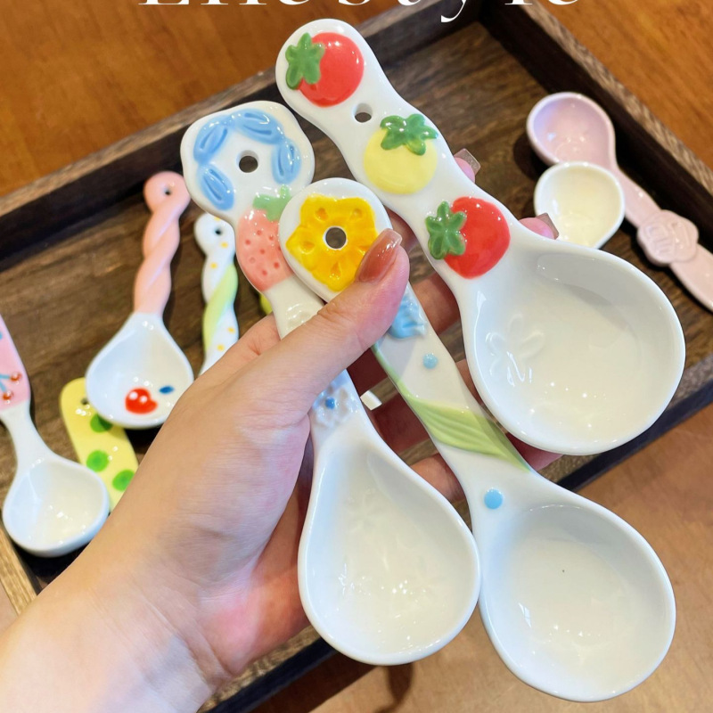 漫画の長い柄の陶磁器のスープのスプーンのかわいい家庭用の創意の高い顔の値のピンクのネットの赤い釉薬の下の色の小さいスプーン|undefined