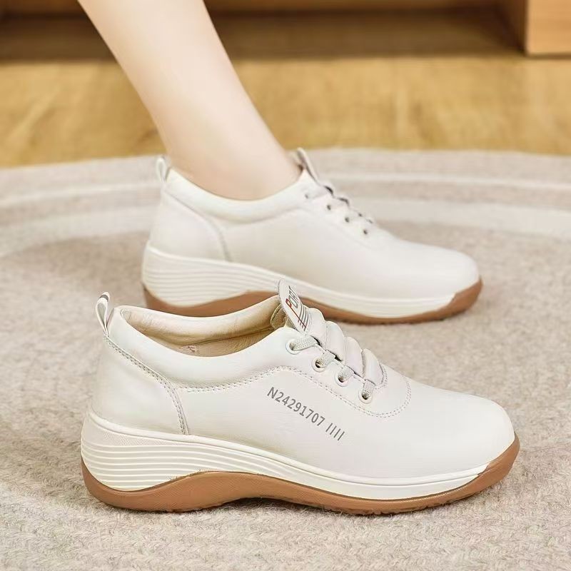2026 primavera nuevos zapatos de tacones inclinados zapatos blancos de mujer zapatos de viaje cómodos de suela suave deportes de mediana edad zapatos de madre image 3