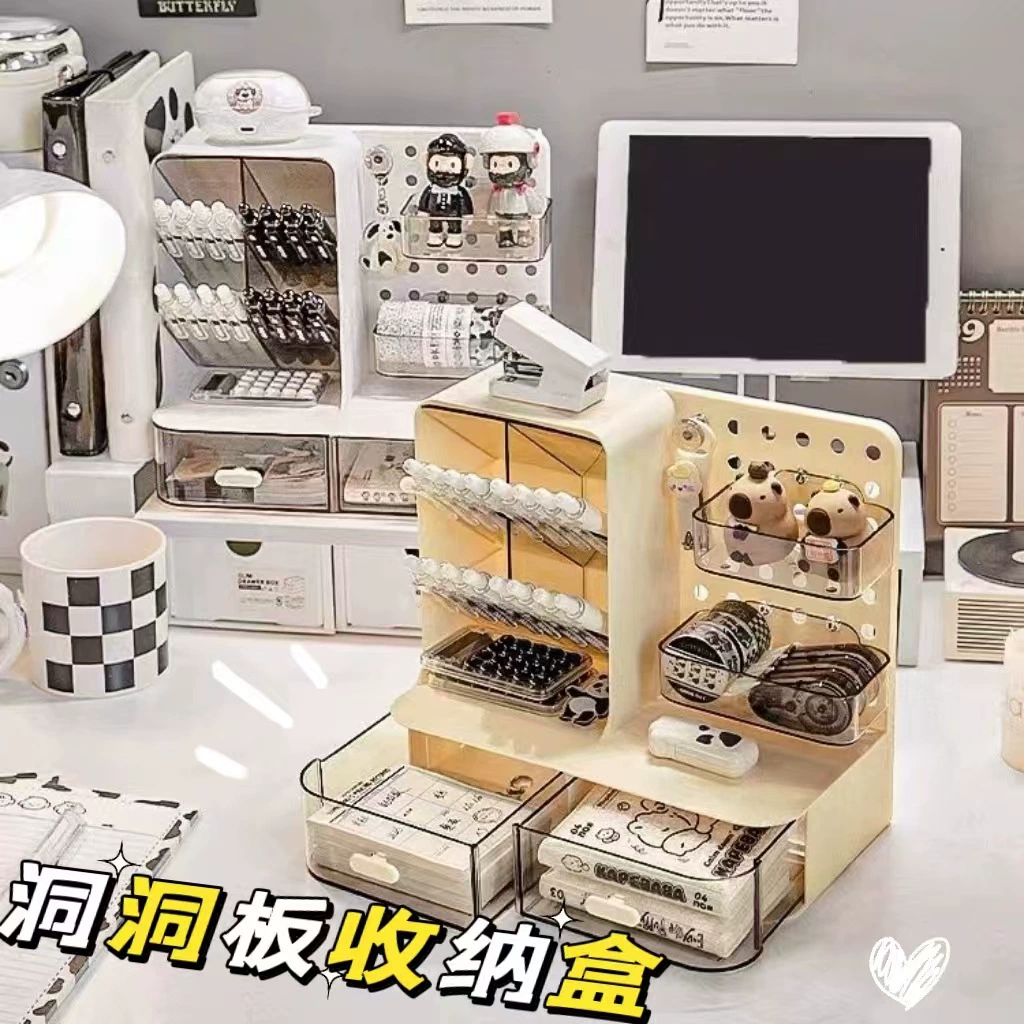 Слоистые полки на столе для хранения пещерных панелей