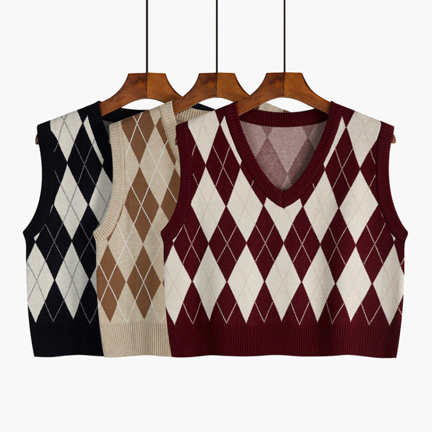 Autumn knitted retro vest with diamond pattern