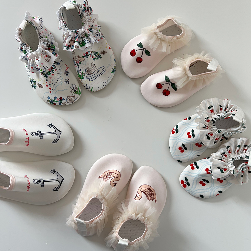 Scandinavian Style Kidsren's Beach Shoes, Water Park, Boys and Girls Shoes and Socks, Non-Slip Swimming Shoes, Soft Soles, Skin-Friendly Beach Shoes