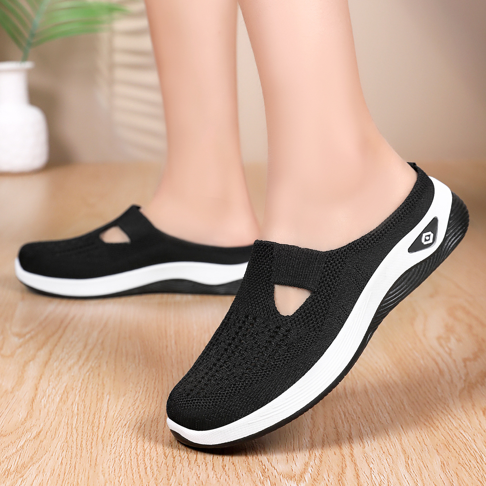 Zapatos de mujer, nuevo estilo de verano, zapatos casuales transpirables con diseño hueco, pantuflas de exterior cerradas sin cordones, zapatos de suela blanda y boca poco profunda.