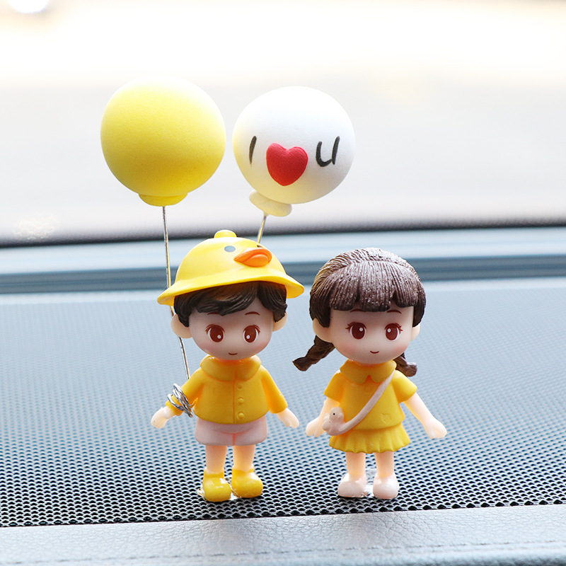 작은 노란 오리 모자 인형 + 노란색과 흰색 풍선