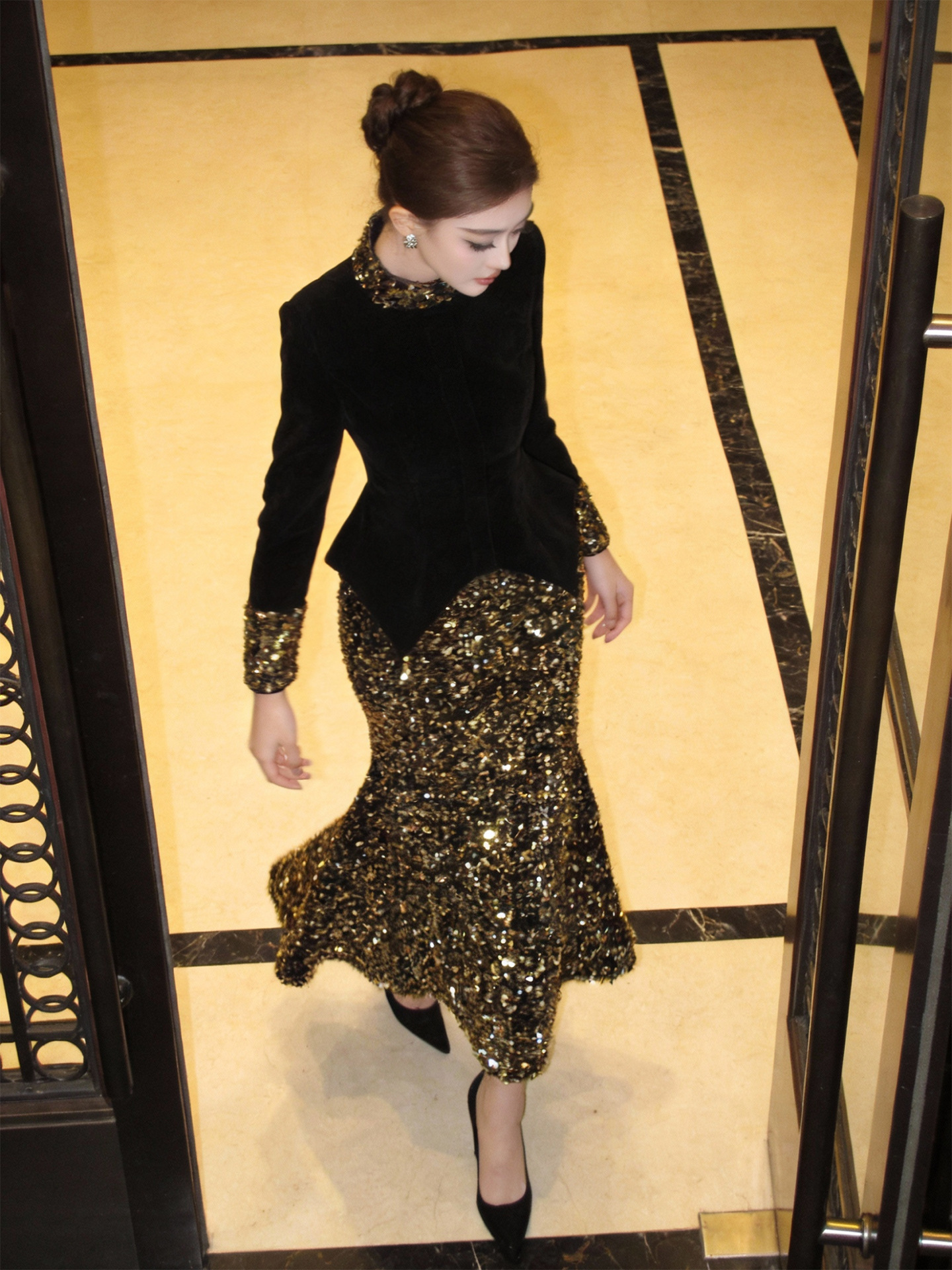 Đầm ôm body nữ nhung thắt eo phối sequin lấp lánh — đen
