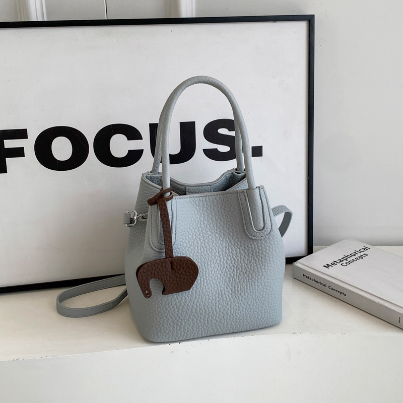 Bolso de estilo extranjero de alta gama, bolso de mujer de verano 2024, nuevo y popular bolso de mano de moda súper caliente, bolso de cubo de agua de mano