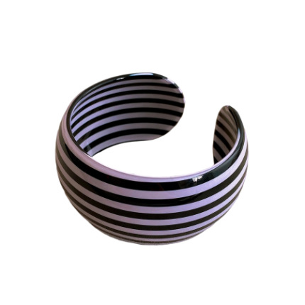 Brazalete abierto ancho a rayas transfronterizas europeas y estadounidenses simple estilo personalidad de diseño de pulsera universal nicho joyas para mujeres