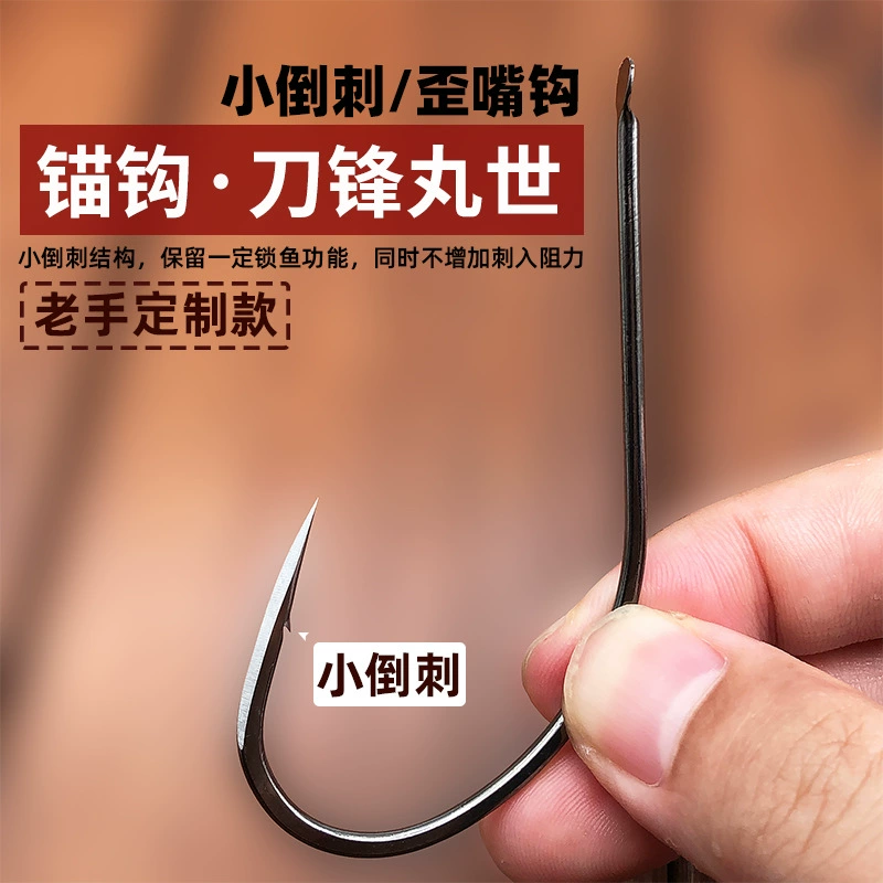 Большой рыболовный крючок с длинной ручкой и изогнутым кончиком.